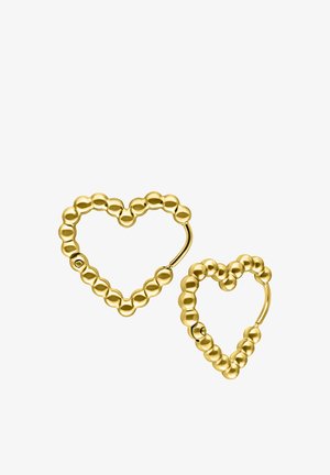 Herzförmige Goldcreolen aus kleinen runden Perlen mit Steckverschluss auf weißem Hintergrund.