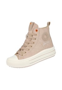 Zapatilla alta beige hecha de material suave, con una puntera blanca, suela gruesa, cordones beige y detalles naranjas en los ojales y el logo.
