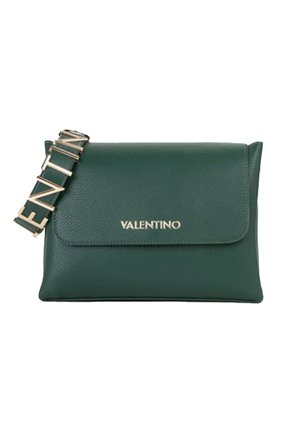 Pochette in pelle verde con chiusura a patta. Presenta una finitura strutturata e una tracolla a catena dorata con il nome "Valentino" ben visibile.