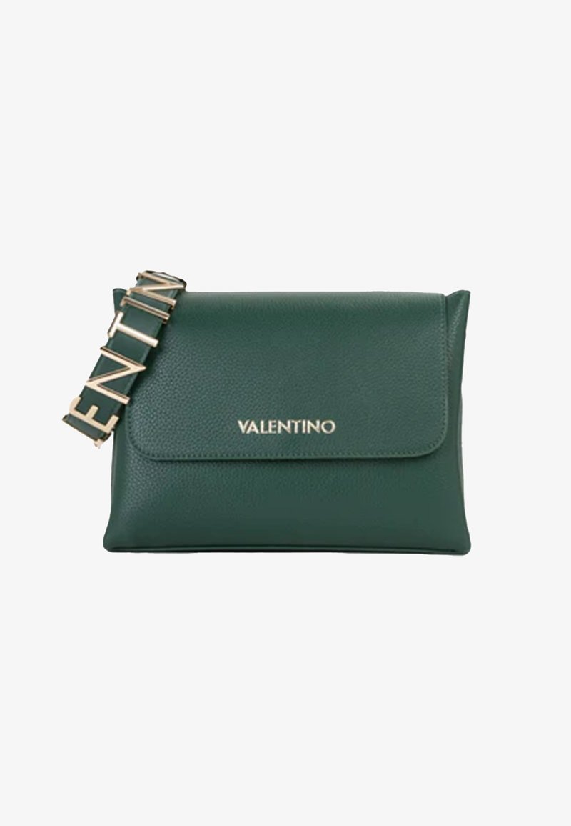 Pochette en cuir vert avec fermeture à rabat. Présente une finition texturée et une bandoulière chaîne dorée avec le nom "Valentino" affiché en évidence.