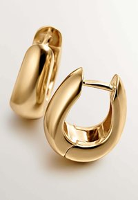 Pendientes de aro de oro con un acabado suave y pulido, que presentan una forma alargada y un diseño de cierre seguro.