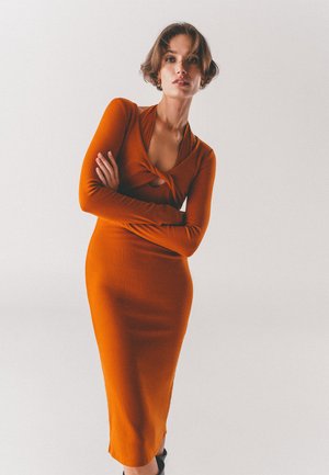 MIDI WITH CUT OUT DETAIL - Pouzdrové šaty - umber