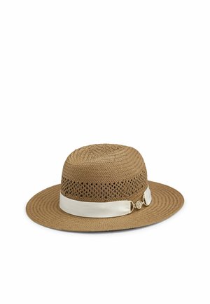 Sombrero marrón de paja tejida con ala ancha, con una cinta blanca y un pequeño broche decorativo de color dorado.