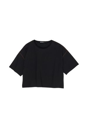 Mustaa lyhythihainen crop-top, joka on valmistettu pehmeästä kankaasta. Siinä on lyhyet hihat ja pyöreä pääntie, jossa on hienovarainen oranssi ommelkoriste.