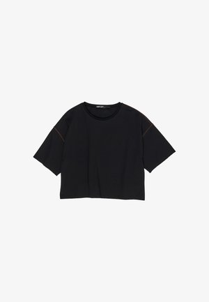 Maglietta nera a maniche corte, realizzata in tessuto morbido, con un collo rotondo e un discreto dettaglio di cucitura arancione.