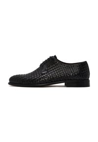 Chaussure habillée en cuir noir avec texture tissée, bout rond et semelle plate et lisse. Dispose d'un laçage et de détails de marque minimaux.