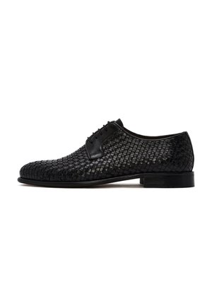 Chaussure habillée en cuir noir avec texture tissée, bout rond et semelle plate et lisse. Dispose d'un laçage et de détails de marque minimaux.