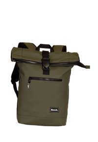 Sac à dos olive enroulé avec des accents noirs, poche zippée à l'avant, bretelles réglables et un système de fermeture à boucle robuste. Fabriqué en matériau durable.