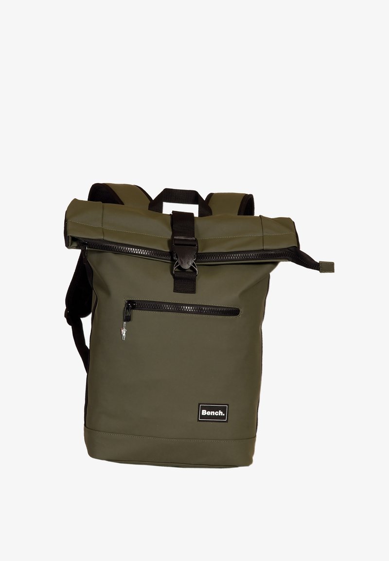 Sac à dos olive enroulé avec des accents noirs, poche zippée à l'avant, bretelles réglables et un système de fermeture à boucle robuste. Fabriqué en matériau durable.