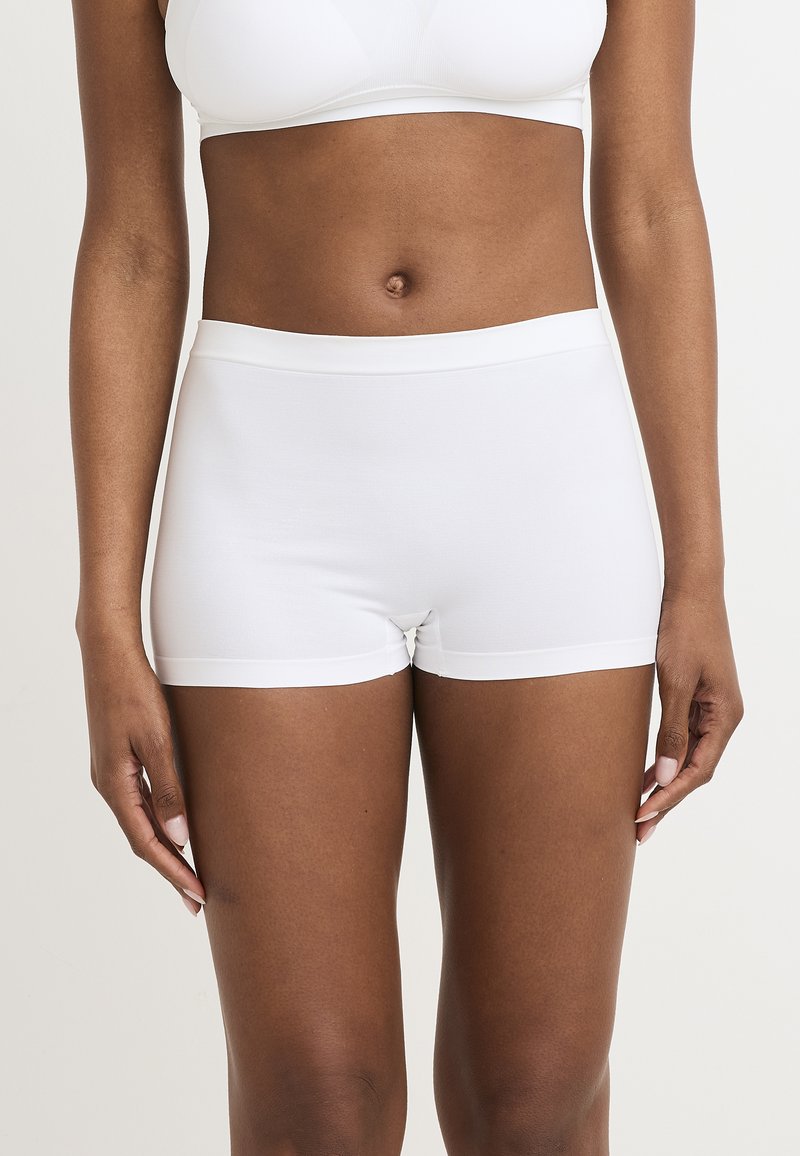 Vita bomullsboxershorts med en mjuk textur, utrustade med ett elastiskt midjeband. Kort längd med en måttlig passform och ren design.