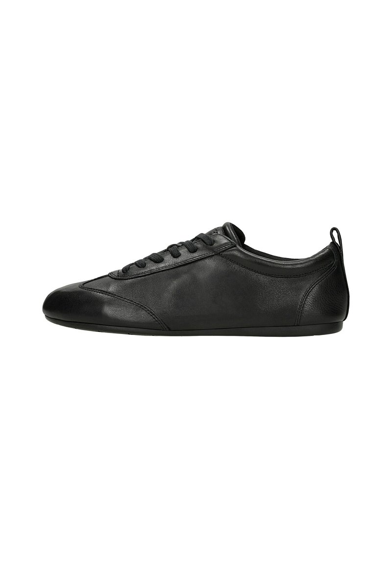 Sneaker en cuir noir avec un bout rond, une semelle plate et un design à lacets. Texture lisse avec un léger éclat et un petit tirant à l'arrière.