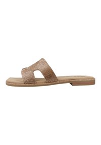 Sandalo pianeggiante con una fascia bronzea testurizzata, caratterizzato da una punta aperta e un sottile design traforato. La suola beige morbida completa il materiale superiore.