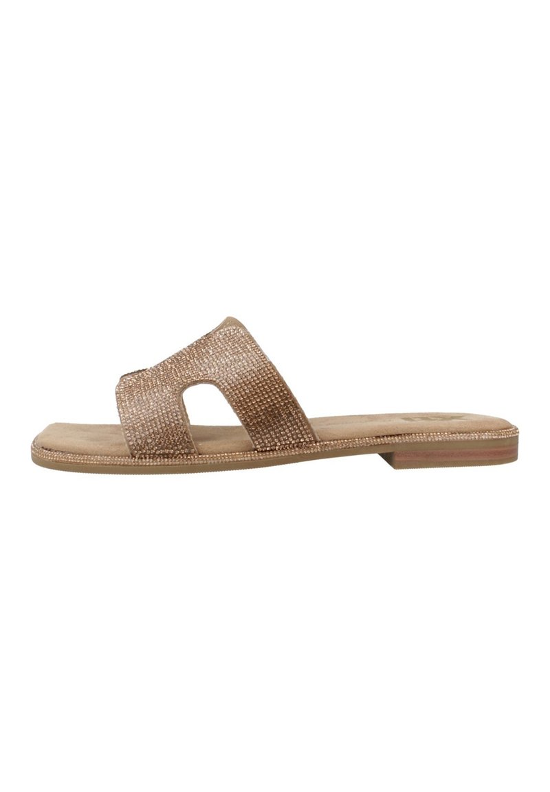 Sandalo pianeggiante con una fascia bronzea testurizzata, caratterizzato da una punta aperta e un sottile design traforato. La suola beige morbida completa il materiale superiore.