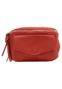 Bolso de ante rojo con cierre en la parte superior, que cuenta con un bolsillo frontal y detalles de cuero. Forma rectangular compacta. Textura suave.