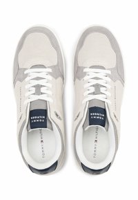 Sneakers grigio chiaro realizzati in rete e camoscio, con lacci bianchi, una linguetta blu scuro e un logo sul lato. Punta arrotondata e suola ammortizzata.