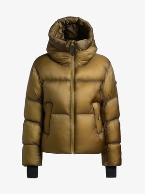 Olívazöld steppelt dzseki magas gallérral, elöl cipzárral és rugalmas szegélyekkel. Quillingelt részekkel és két oldalzsebbel rendelkezik.