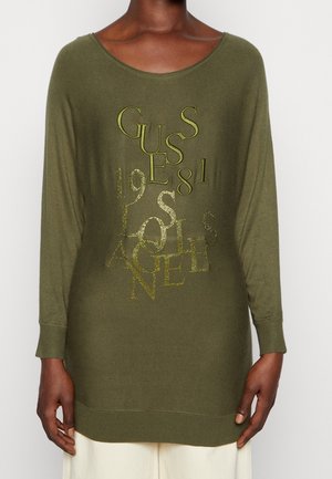 Oliwkowo-zielony sweter z długimi rękawami, na przedzie z rozrzuconymi zielonymi i złotymi literami oraz cyframi tworzącymi napis "GUESS 1981 LOS ANGELES".