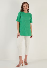 LELA Slim Fit - Palaidinė - benetton color
