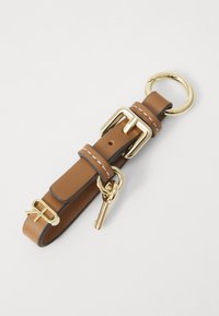 Portachiavi in pelle marrone con hardware dorato, caratterizzato da un dettaglio a fibbia, un anello portachiavi e una piccola chiave attaccata. Cuciture a contrasto lungo i bordi.