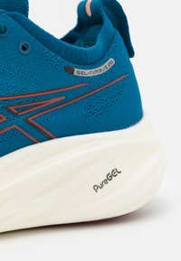 ASICS GEL-NIMBUS 26 - Tenisice za cestovno trčanje - rich navy/faded orange