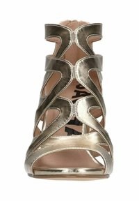Metallic gouden hoge hak sandaal met ingewikkelde uitsnijdingen, open neus en een gladde textuur met een gevoerd interieur.