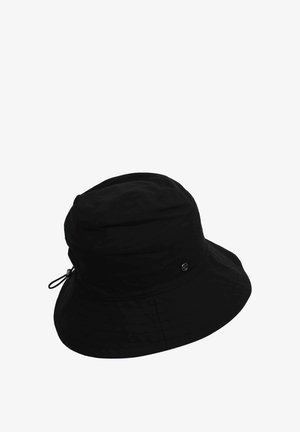 Cappello a secchiello nero realizzato in un tessuto morbido, con una corona arrotondata, un ampia visiera a caduta e un cordino regolabile sul lato.
