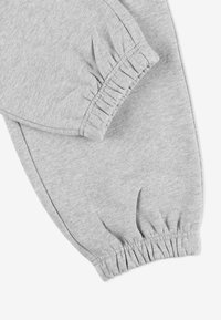 Szare dresowe spodnie bawełniane z elastycznymi mankietami, o gładkiej fakturze i casualowym kroju. Bez kieszeni i widocznych oznaczeń marki.