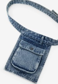 Borsa in denim a vita con una finitura blu testurizzata, dotata di una tasca centrale con chiusura a bottone e una robusta cinghia in vita.
