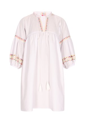 Fehér tunika ruha kerek nyakkivágással, rózsa- és sárga hímzett virágmotívumokkal, puffos ujjakkal és bojtokkal díszített húzózsinórral.