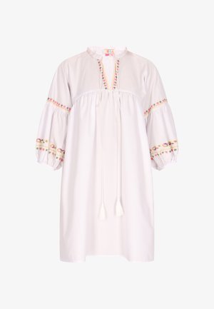 Bijela tunika haljina s okruglim izrezom, izvezenim cvjetnim detaljima u ružičastoj i žutoj boji, naboranim rukavima i vezicom s resicama.