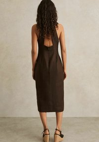 Reiss REGULAR FIT - AMELIA LATTICE FRONT MIDI - Rochie de zi - chocolate brown