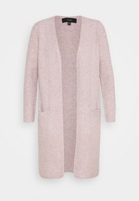 Ljusrosa kofta gjord av mjukt material, med en lång öppen design, två framfickor och ribbade ärmslut. Slät yta och minimal detaljer.