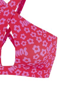 Vaatimuspadded punane bikiinivorm, millel on roosa lillemuster ja "SUN" tekst. Omab ristuvate rihmadega kujundust ja siledat tekstuuri koos õmmeldud aktsentidega.