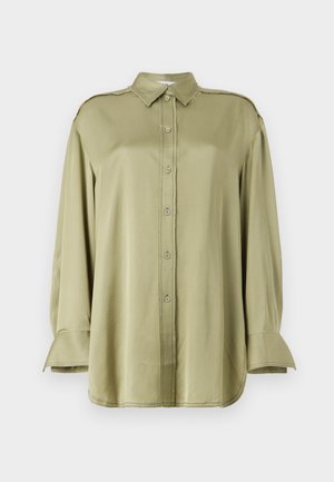 Oliivroheline pluus, mis on valmistatud siledast kangast, kaeluse, nööpidega esiosaga, pikkade varrukatega, millel on mansetid ja kulunud detailid.