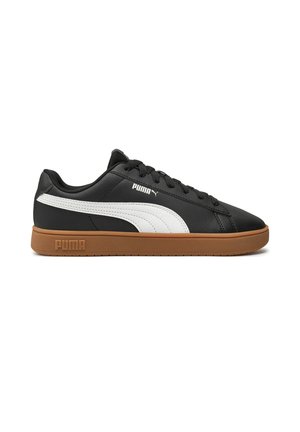 Baskets en cuir noir avec une bande Puma blanche, semelle en caoutchouc marron et design classique à lacets. Présente le logo Puma sur le côté et sur la languette.