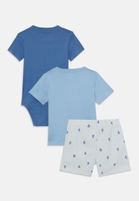 Completo per bambini in tre pezzi: due magliette a maniche corte in diverse tonalità di blu e pantaloni corti a righe con motivi di velieri blu. Materiale in cotone morbido.