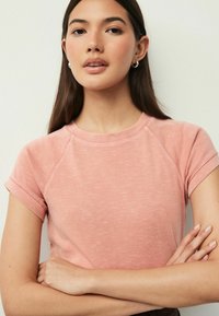 Next CREW NECK SHORT SLEEVE RAGLAN REGULAR FIT - Jednoduché tričko - pink wash
