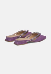 Mule in suede viola con tacco basso a blocco, adornate con una fila di strass decorativi lungo il bordo superiore.