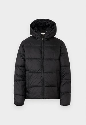 Jachetă puffer neagră cu glugă, cu panouri quilted orizontale, închidere prin fermoar și o textură netedă, lucioasă.