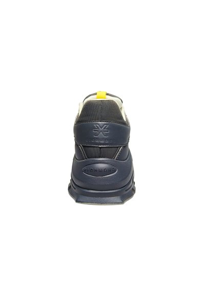 Mørkeblå og sort sneaker set bagfra med en gul trækskive og "Richmond" branding på hælen.