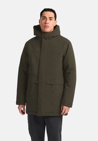 Olijfgroene waterdichte jas met hoge kraag, ritssluiting aan de voorkant, twee grote zakken en een gladde, matte textuur. Eenvoudig ontwerp met minimale branding.