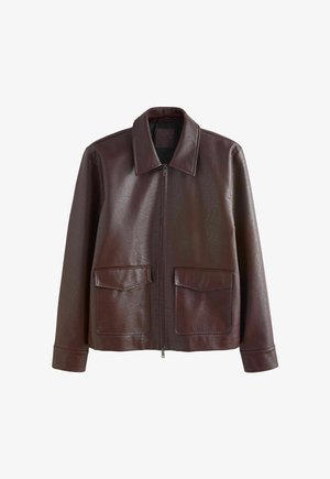 Tumši brūna ādas jaka ar priekšējo rāvējslēdzēju, divām atloku kabatām, garām piedurknēm un klasisku apkakli uz balta fona.