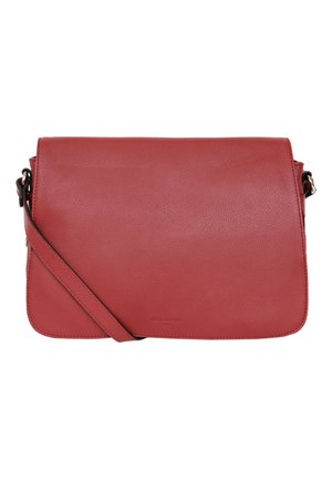 Borsa a tracolla rossa in pelle con una texture liscia, forma rettangolare, chiusura a patta e tracolla regolabile. Dettaglio logo discreto nella parte anteriore.