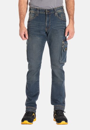 Pantalons cargo en denim bleu foncé avec une jambe droite, dotés de poches latérales, de surpiqûres contrastées et d'une légère finition délavée.