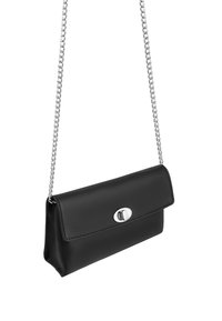Bolso de hombro negro de cuero con forma rectangular, cadena plateada para el strap y un cierre metálico decorativo en el frente. Textura suave.
