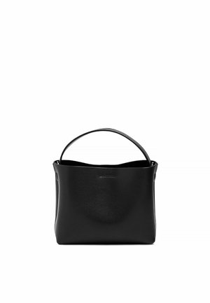 Bolso de cuero negro con un asa superior única, forma rectangular y textura suave sobre un fondo blanco.