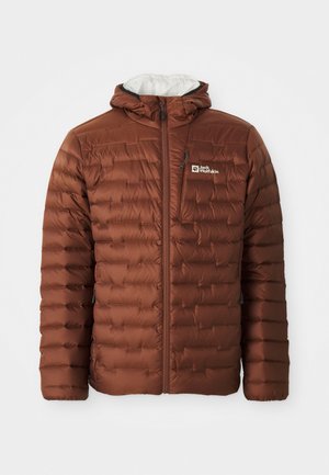 Braune Pufferjacke mit Reißverschluss vorne und Kapuze. Verfügt über horizontale Steppung, ein weißes Innenfutter und ein Logo auf der linken Brustseite.