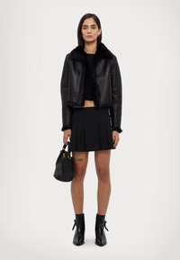 STUDIO ID CROPPED SHEARLING JACKET - Kožnata jakna - black