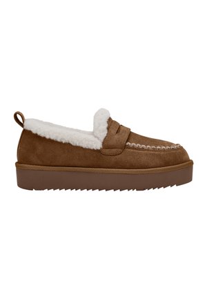 Brun ruskind slip-on mokasin med hvid fleeceforing, tyk sål med rillede bund og en trækflap ved hælen.