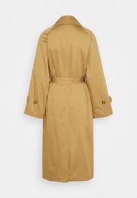 Beżowy płaszcz trench o długich rękawach, z paskiem w talii, dużym kołnierzem i guzikami na rękawach. Gładkie wykończenie materiału.